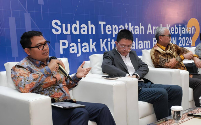 Head of Mandiri Institute Teguh Yudo Wicaksono (kiri), Ketua Komite Perpajakan DPN Apindo Siddhi Widyaprathama (tengah), dan Founder & Managing Partner DDTC Fiscal Research & Advisory Darussalam (kanan) dalam diskusi di Jakarta, Selasa (29/8/2023). Foto: Fanny Kusumawardhani/JIBI/Bisnis.