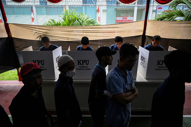 Sejumlah warga binaan mencoblos surat suara Pemilu 2024 di TPS khusus Lapas Salemba, Jakarta, Rabu (14/2/2024). Foto: Erlangga Bregas Prakoso/ANTARA FOTO
