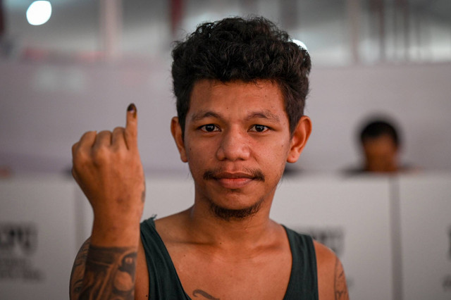 Seorang warga binaan menunjukkan jari yang sudah dicelup tinta sebagai tanda sudah mencoblos surat suara di TPS khusus Rutan Salemba, Jakarta, Rabu (14/2/2024). Foto: Erlangga Bregas Prakoso/ANTARA FOTO
