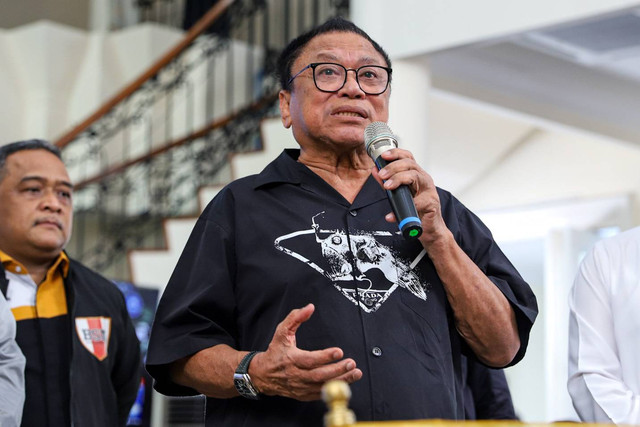 Dewan pengarah Tim Pemenangan Nasional (TPN) Ganjar-Mahfud, Oesman Sapta Odang memberikan keterangan pers terkait hasil quickcount Pemilu 2024 di kawasan Menteng, Jakarta, Rabu (14/2/2024). Foto: Iqbal Firdaus/kumparan