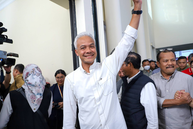 Capres-Cawapres nomor urut 03 Ganjar Pranowo dan Mahfud MD usai memberikan keterangan pers di Rumah Pemenangan TPN, Jakarta, Rabu (14/2/2024). Foto: Iqbal Firdaus/kumparan
