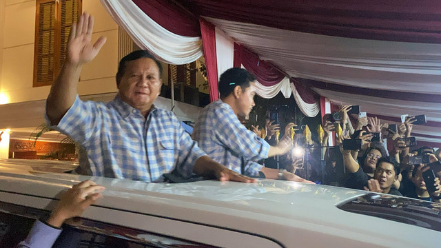 Pasangan nomor urut 02, Prabowo-Gibran, meninggalkan kediaman pribadi Prabowo, Jl. Kertanegara IV, Jakarta Selatan, Rabu (14/2/2024). Foto: Zamachsyari/kumparan