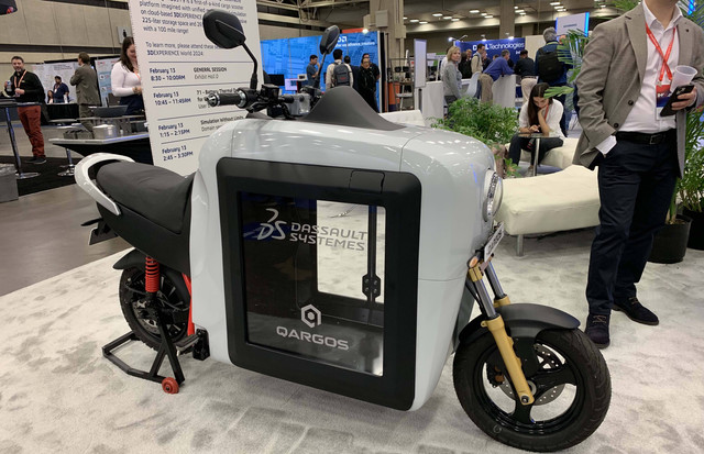 Motor listrik Qargos buatan startup asal India, memiliki kompartemen kotak di tengah untuk membantu kurir menyimpan paket. Foto: Aditya Panji/kumparan