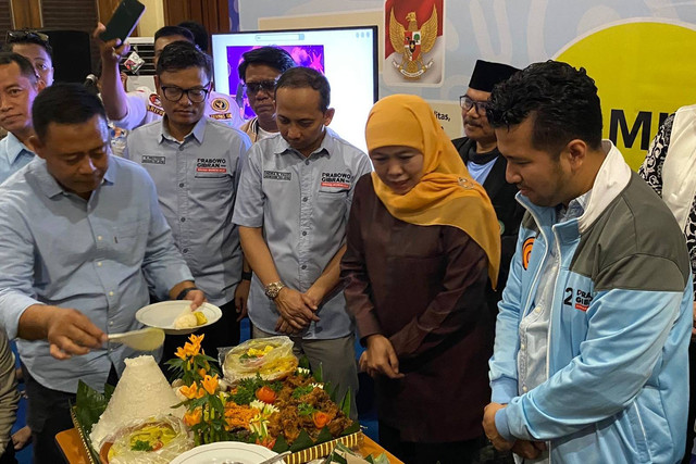 Dewan Pengarah TKN Prabowo-Gibran, Khofifah Indar Parawansa menggelar potong dua tumpeng di Posko TKD Prabowo-Gibran Jatim Jalan Diponegoro, Surabaya, Rabu (14/2/2024). Foto: Farusma Okta Verdian/kumparan