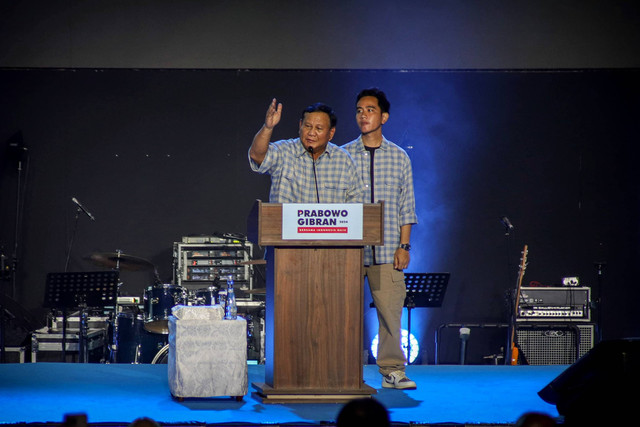 Capres 02 Prabowo Subianto didampingi cawapres Gibran Rakabuming Raka pada pidato kemenangan Pemilihan Presiden 2024 versi quick count di Istora Senayan, Jakarta, Rabu (14/2/2024). Foto: Jamal Ramadhan/kumparan