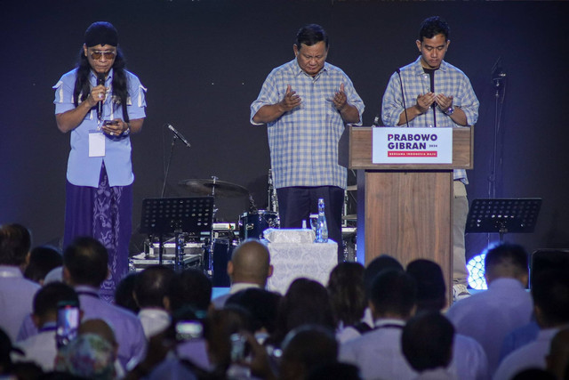 Capres-Cawapres 02 Prabowo Subianto dan Gibran Rakabuming Raka berdoa usai pidato kemenangan Pemilihan Presiden 2024 versi quick count di Istora Senayan, Jakarta, Rabu (14/2/2024). Foto: Jamal Ramadhan/kumparan