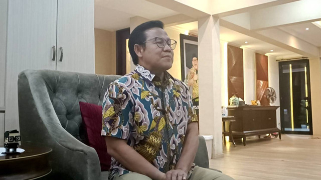 Cawapres 01, Muhaimin Iskandar (Cak Imin), saat diwawancarai wartawan di Rumah Dinas Jalan Widya Chandra IV Nomor 23, Kebayoran Baru, Jakarta Selatan, Rabu (14/2/2024) malam. Foto: Fadlan Nuril Fahmi/kumparan
