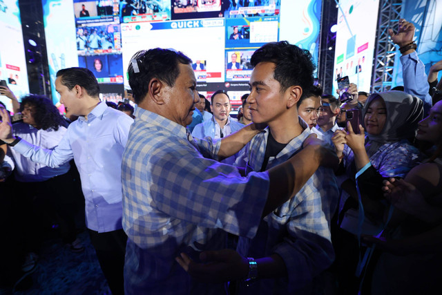 Capres 02 Prabowo Subianto memeluk cawapres Gibran Rakabuming Raka usai pidato kemenangan Pemilihan Presiden 2024 versi quick count di Istora Senayan, Jakarta, Rabu (14/2/2024). Foto: Dok. Istimewa