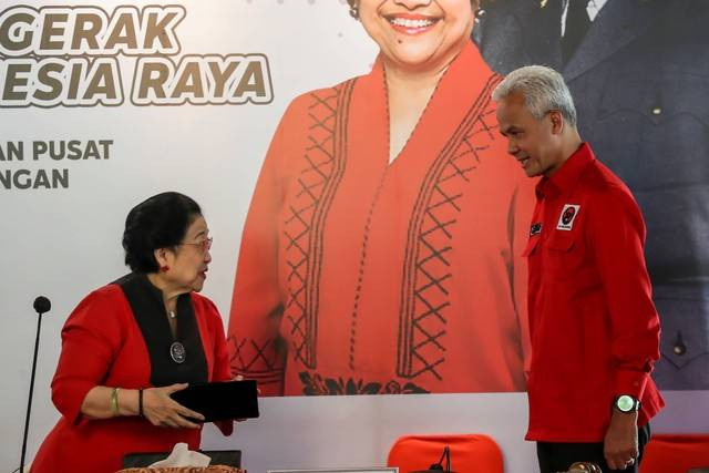 Ketua Umum PDI Perjuangan Megawati Soekarnoputri (kiri) bersiap menyematkan peci kepada calon Presiden 2024 yang diajukan PDI Perjuangan Ganjar Pranowo (kanan) di Istana Batu Tulis, Bogor, Jawa Barat, Jumat (21/4/2023). Foto: Monang/ANTARA FOTO