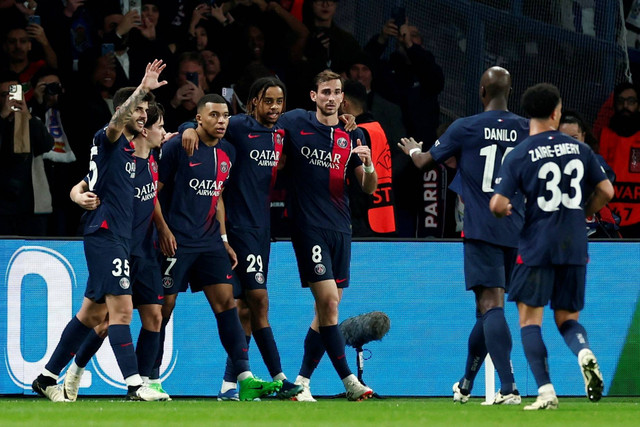 Selebrasi pemain Paris Saint-Germain usai mencetak gol ke gawang Real Sociedad pada pertandingan leg pertama babak 16 besar Liga Champions di Parc des Princes, Paris, Prancis, Kamis (15/2/2024). Foto: Gonzalo Fuentes/REUTERS