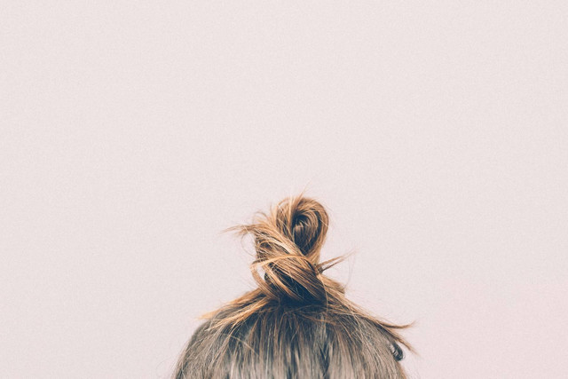 Ilustrasi Tips perawatan rambut rusak parah. Sumber: kasia serbin/unsplash