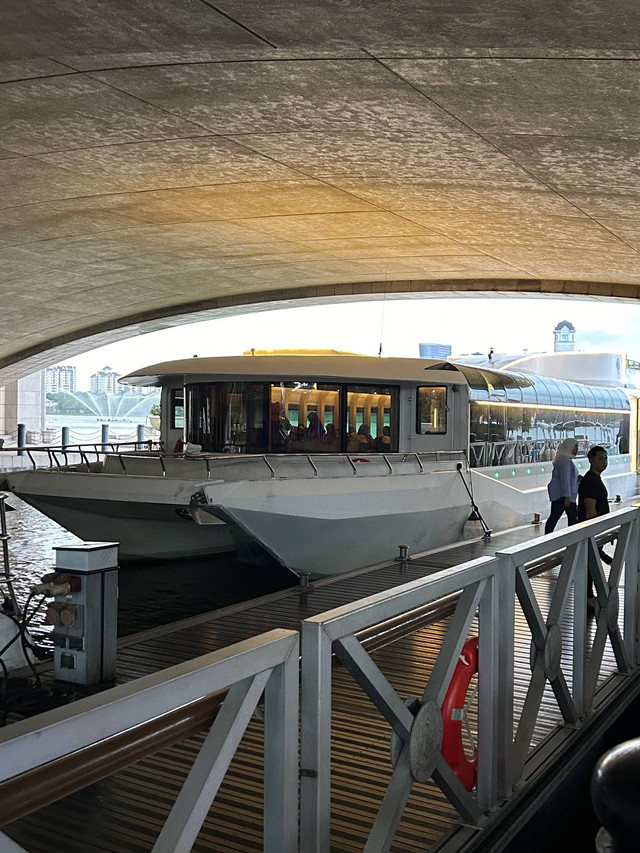 Serunya naik cruise di Putrajaya, Malaysia. Foto: Andrian Gilang Khrisnanda/kumparan