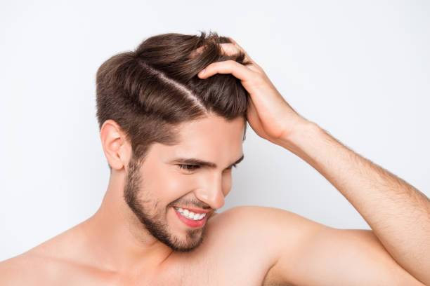 Ilustrasi Perawatan Rambut Pria Dengan Produk Berbahan Alami, Foto: Unsplash/Deagreez.