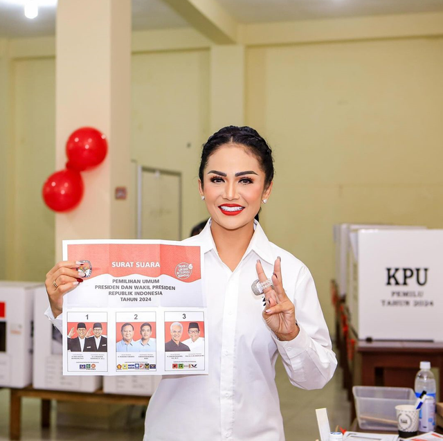 Krisdayanti saat pencoblosan di Batu, Malang. Foto: Instagram/krisdayantilemos