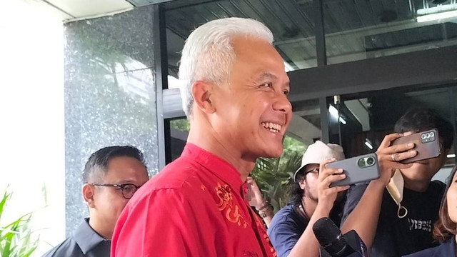 Capres 03 Ganjar Pranowo datang ke Kantor TPN Ganjar-Mahfud di Gedung High End, Jakarta, Kamis (15/2/2024). Foto: Paulina Herasmaranindar/kumparan