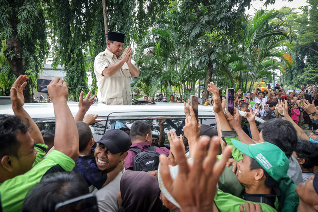 Calon presiden Prabowo Subianto berziarah ke makam ayahnya Soemitro Djojohadikoesoemo di Tempat Pemakaman Umum (TPU) Karet Bivak, Jakarta, Kamis (15/2/2024). Foto: Jamal Ramadhan/kumparan