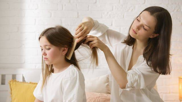 Ilustrasi perawatan rambut anak-anak yang sensitif. Foto: Pexels/Artem Podrez