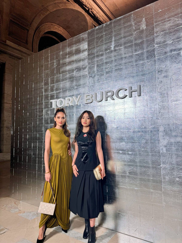 Gaya Cinta Laura & Natasha Wilona saat Hadiri Tory Burch Fall/Winter 2024. Foto: Tory Burch
