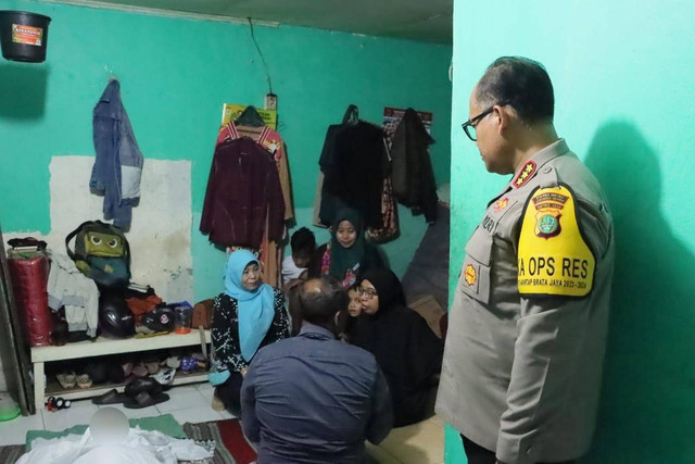 Kapolres Metro Jakarta Utara Kombes Gidion Arief Setyawan bertakziah ke rumah ketua KPPS di Koja, Jakarta Utara yang meninggal dunia. Foto: Dok. Istimewa
