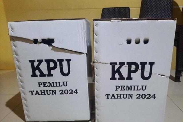 Dua buah kotak suara KPU ditebas pakai katana oleh sekelompok warga yang diduga pendukung calon legislatif (caleg), yang menyerang TPS 10, Kelurahan Batu Kabupaten Sidrap, Sulsel, pada Rabu (14/2/2024). Foto: Dok. Istimewa
