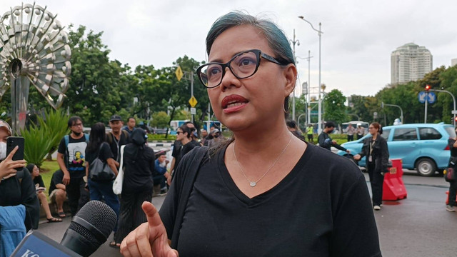 Pakar hukum tata negara, Bivitri Susanti, saat ditemui wartawan usai menghadiri Aksi Kamisan di depan Istana Presiden, di Jalan Medan Merdeka Utara, Jakarta Pusat, Kamis (15/2/2024). Foto: Fadhil Pramudya/kumparan