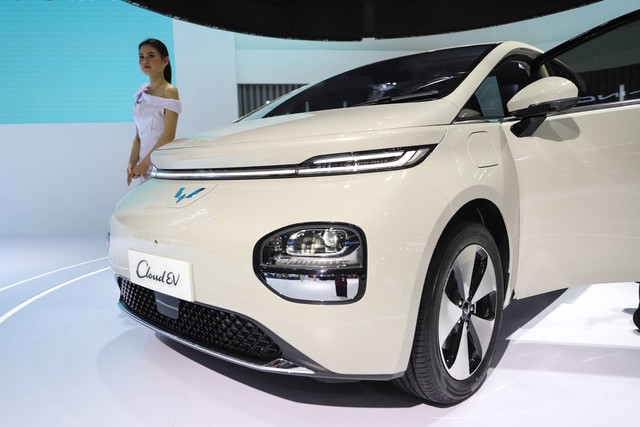 Tampilan mobil Wuling CloudEV di IIMS 2024. Foto: Iqbal Firdaus/kumparan