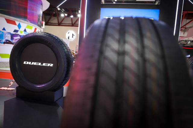 Suasana booth Bridgestone di IIMS 2024, JIExpo, Kemayoran, Jakarta, Kamis (15/2/2024). Foto: Iqbal Firdaus/kumparan