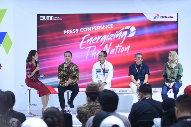 (Kiri ke kanan) Vice President Corporate Communication Pertamina Fadjar Djoko Santoso, Manager Non PSO Fuel Sales PT Pertamina Patra Niaga Fachrizal Imaduddin, Corporate Secretary PGN Rachmat Hutama dan Corporate Communications & Stakeholders Management Pertamina NRE Rika Gresia Wahyudi menjadi narasumber di acara Press Conference dengan tema "Energizing The Nation" di IIMS 2024 JIExpo Kemayoran, Jakarta, Kamis (15/2). Foto: Dok. Pertamina