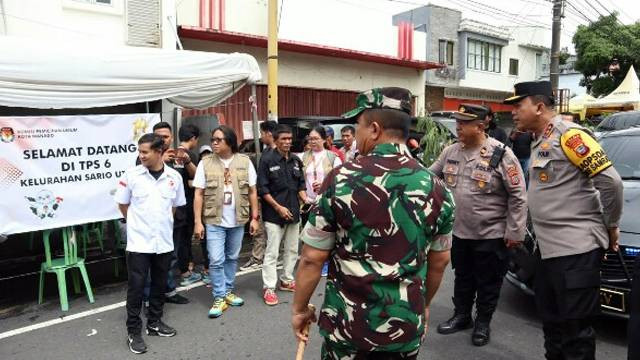 Kapolda Sulawesi Utara (Sulut), Irjen Pol Yudhiawan saat meninjau proses pemungutan suara di TPS.