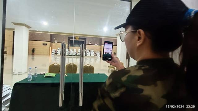 Seorang warga merekam kotak suara yang dipindahkan ke Graha Gubernuran Sulawesi Utara yang berada di kompleks rumah jabatan Gubernur.