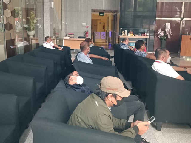 Bupati Sidoarjo Ahmad Muhdlor Ali alias Gus Muhdlor (mengenakan kopiah) di lobi Gedung KPK, menunggu giliran diperiksa penyidik, Jumat (16/2). Foto: Hedi/kumparan