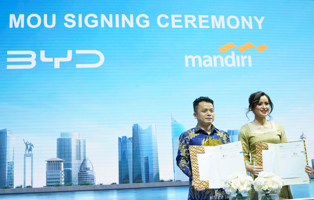 Bank Mandiri teken MoU dengan PT BYD Motor Indonesia, diwakili oleh Wakil Direktur Utama Bank Mandiri Alexandra Askandar dan General Manager BYD Asia-Pacific Liu Xueliang dalam acara Indonesia International Motor Show (IIMS) 2024 di Jakarta. Foto: Dok. Istimewa