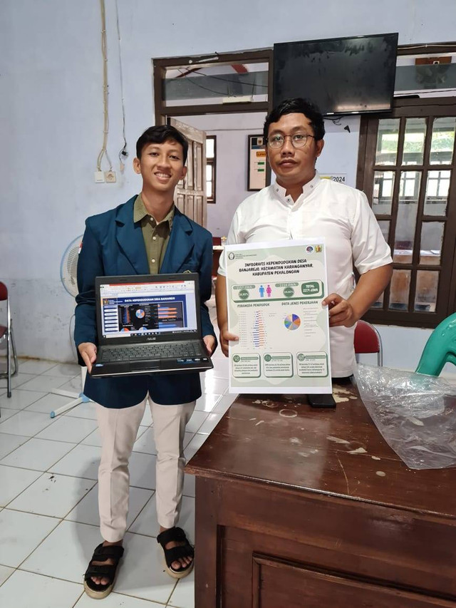 Serah Terima hasil Pengolahan Data dan Poster Infografis Kependudukan dengan Sekretaris Desa Banjarejo