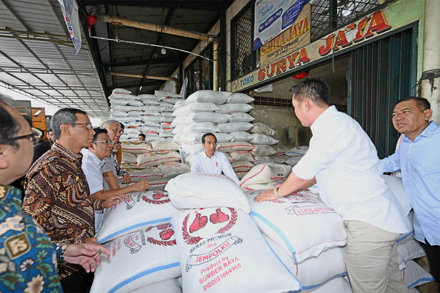 Presiden Joko Widodo saat mengunjungi ke Pasar Induk Beras Cipinang (PIBC), Kamis (15/2).