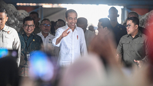 Presiden Joko Widodo menyapa warga saat meninjau persedian beras serta penyerahan bantuan pangan beras cadangan pangan pemerintah kepada Keluarga Penerima Manfaat (KPM) di gudang Bulog, Cibitung, Bekasi, Jawa Barat, Jumat (16/2/2024). Foto: ANTARA FOTO/Muhammad Adimaja