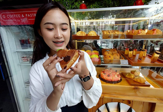 Menikmati Cronigiri, kombinasi Cromboloni dan onigiri. Foto-foto: Masruroh/Basra