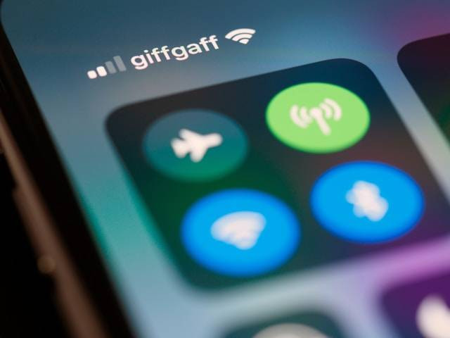 Ilustrasi cara mengatasi masalah koneksi WiFi di handphone. Foto: Unsplash/Brett Jordan