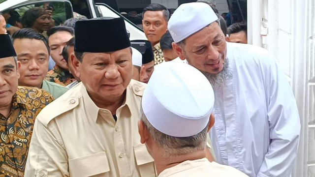 Prabowo Subianto berziarah ke makam Kramat Kwitang, Senen, Jakarta Pusat, Jumat (16/2). Foto: Hedi/kumparan
