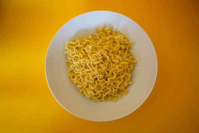 Teknik Memasak Mie Instan agar Lebih Nikmat. Foto Hanya Ilustrasi. Sumber Foto: Unsplash.com/Miles Burke
