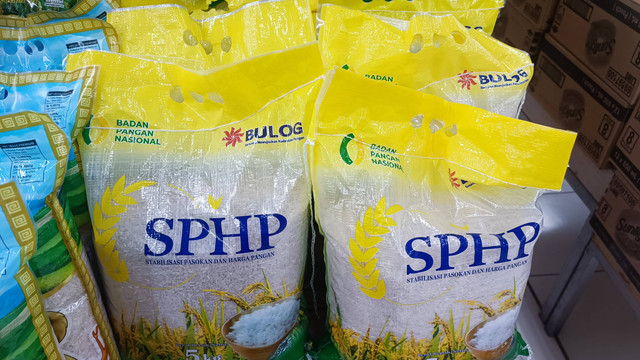 Beras SPHP banjiri Robinson Mart Pasar Minggu, Jumat (16/2).  Foto: Ave Airiza Gunanto/kumparan