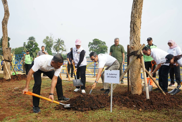 Pj Gubernur DKI Jakarta Heru Budi bersama Kadin DKI Jakarta melakukan penanaman sejumlah pohon disela-sela peresmian Waduk Jagakarsa, Jakarta Selatan, Jumat (16/2).  Foto: Dok. Istimewa