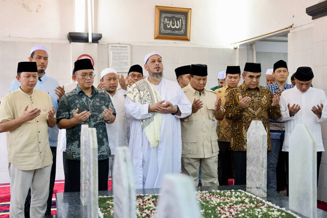 Capres 02, Prabowo Subianto melakukan ziarah ke makam keluarga Habib Ali Kwitang di Masjid Jami Al Riyadh Kwitang, Jakarta Pusat, Jumat (16/2). Foto: Dok. Istimewa
