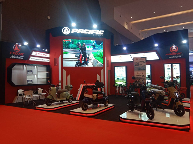 Jejeran sepeda dan motor listrik di IIMS 2024. Dok. Istimewa. 