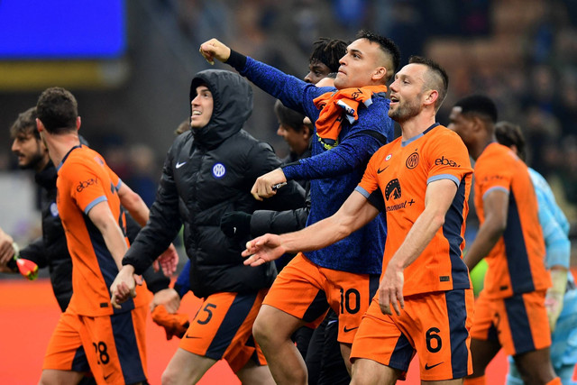 Pemain Inter Milan Lautaro Martinez dan Stefan de Vrij berselebrasi usai menang dari Salernitana pada pertandingan pekan ke-24 Liga Italia, di San Siro, Milan, Italia, Jumat (16/2/2024). Foto: Daniele Mascolo/REUTERS