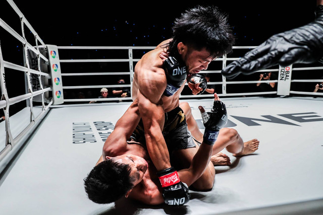 Aksi Lito Adiwang saat menghabisi Adrian Mattheis dalam tempo 23 detik. Foto: ONE Championship)