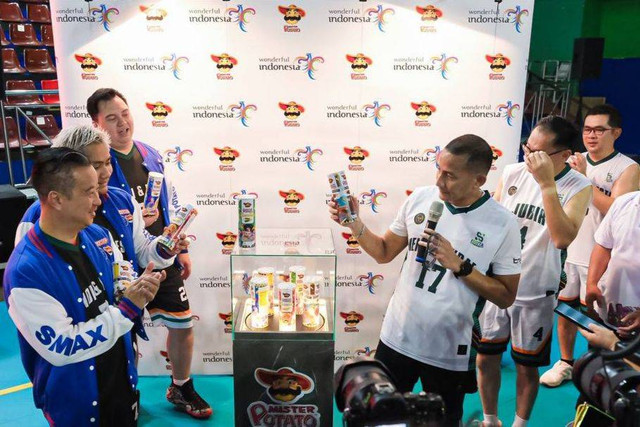 Menparekraf Sandiaga Uno dalam acara peluncuran kemasan terbaru Mister Potato di kawasan Bulungan, Jakarta, Jumat (16/2/2024). Foto: Dok. Kemenparekraf