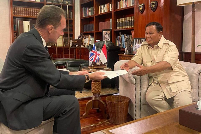 Dubes Inggris untuk Indonesia Dominic Jermey bertemu Menhan sekaligus Capres 02 Prabowo Subianto. Foto: Twitter/@DomJermey