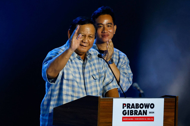 Capres 02 Prabowo Subianto didampingi cawapres Gibran Rakabuming Raka pada pidato kemenangan Pemilihan Presiden 2024 versi quick count di Istora Senayan, Jakarta, Rabu (14/2/2024). Foto: Kim Kyung-Hoon/REUTERS