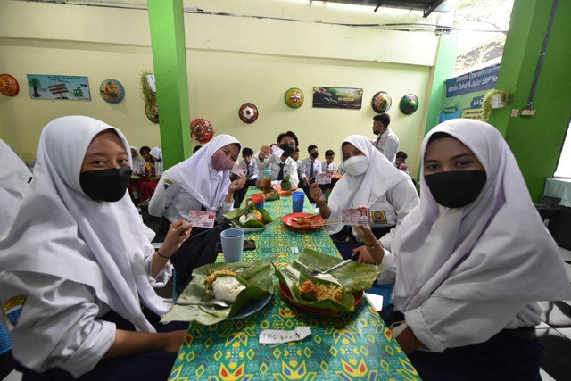 Jajan di kantin sekolah pakai Katepay. Foto: Dok. Basra