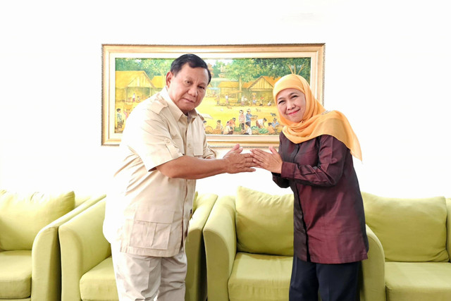Khofifah Indar Parawansa menyampaikan ucapan selamat kepada Prabowo Subianto atas hasil quick count dan juga real count sementara di Bandara Halim Perdanakusuma Jakarta, Sabtu (17/2/2024). Foto: Dok. TKD Jatim